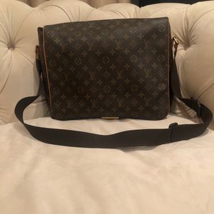 -Authentic Louis Vuitton District MM Messenger Bag